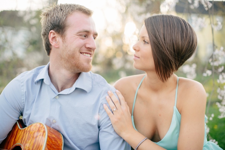 Tire Swing Photography | Ault Park Spring Engagement_0016